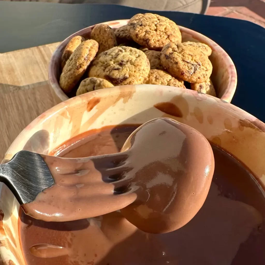 MINI COOKIES CON CHOCOLATE CALIENTE